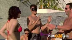 再生 ラティーナの義妹がソファで犯される