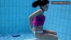Играть Злата одуванчик плывет в рэп-топе и дезинвестирует