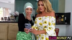 Redare Hijabhookup.me - o adolescentă arabă, fiică vitregă, cu pietre prețioase violet, în trei cu mama vitregă și tutorele ei