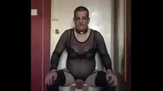 Reproducir Travesti bisexual quiere ser humillado en público mientras está de rodillas y tú le orinas en la boca