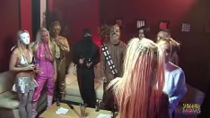 Afspelen Dit kostuumfeest draait helemaal om groepsseks, terwijl een paar milfs hun kutjes gevuld krijgen