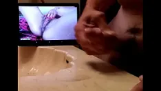 Redare Doar-4-you-13- creamyfilling13- să vedem cine vine primul, penisul meu sau păsărica ei! încercând să-mi țin penisul de la cuming până când păsărica ei a venit pe primul loc!