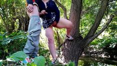 Jouer Masturbation mutuelle en plein air avec une énorme éjaculation