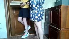 Play Gives a pizza delivery guy a handjob instead of a tip