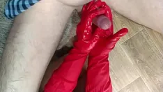Jouer Une milf en chaleur traite ma grosse bite avec des gants de ménage