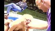 Redare Soția swinger albă îl înșurubează pe bărbatul de abanos în aer liber