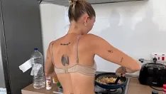 播放 我做饭时给男朋友深喉