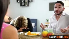 Jouer La belle-fille prend soin de son beau-père parce que sa belle-mère n'avale pas