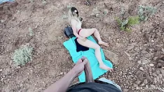 Riproduci Flash di cazzi in pubblico sulla spiaggia. all'inizio era scioccata ma poi mi ha succhiato il cazzo