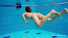 Riproduci Avenna è timida prima in piscina ma poi si arrapa
