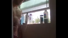 Riproduci Stavo facendo la doccia nel mio giorno libero e ho notato che il mio pene era eretto