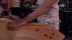 Oynat Pizza çatışması. bölüm 1. şımarık sürtük için dağınık ve kirli yiyecek cezası.