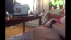 Играть Дрочу перед камерой и ем мою сперму