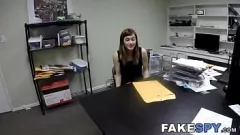 Jouer Un stagiaire de bureau pour adolescents prend une grosse bite en POV et avale du sperme avec un piercing