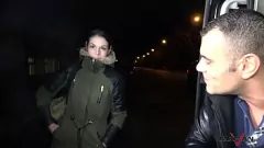 Oynat Sıska Esmerin Vahşi Yolculuğu: Asılı Bir Yabancıyla Halka Açık Seks Karşılaşması
