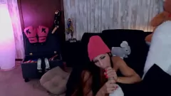 Reproduzir Muscle Milf em meias e tatuagens dá prazer a si mesma na webcam