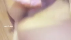 Reproduzir Estudante adolescente tem sua buceta apertada fodida com um bastão de fada depois de remover as meias