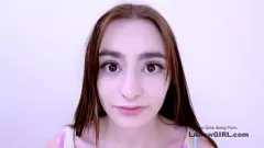 Jouer Action lesbienne chaude avec Petite Brunette en casting de sangle