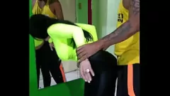 Afspelen Rondborstige MILF -bezoeken en zuigt Braziliaanse lul