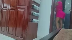 চালান ক্যান্ডিড ক্যাপচার: স্নানের পরে অন্তর্বাসে ল্যাটিনা স্টেপমমের বিশাল গাধা