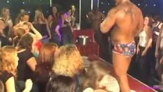 Reproducir Se separan las borracheras de striptease con damas checoslovacas con cuernos.