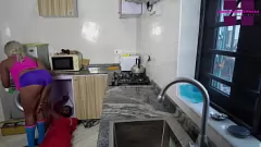 تشغيل يتحول إصلاح الميكروويف الخاص بجارتي إلى جلسة إباحية مشبعة بالبخار مع خشب الأبنوس المراهق المثير