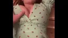 播放 Chloe Lamb充满激情的厨房桌