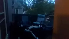 Afspelen Orgasming Buiten: Vibrator Play op het balkon