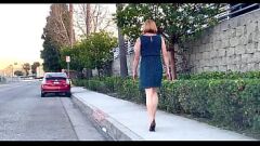 再生 MinidressのSlutty Shemaleは公の場で不潔になります