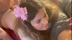 Afspelen Rondborstige blonde vrouw neukt een andere man voor haar man