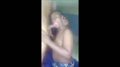 Reproducir La puta de ébano cachonda Isa Lez chupa y folla la gran polla negra de su propietario