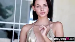 Odtwórz Chuda brunetka Lilit Ariel odsłania swoje małe cycki i ogoloną cipkę w striptizie solo