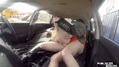 Odtwórz Chubby Driving Student dostaje samochód publiczny pieprzony od nauczyciela