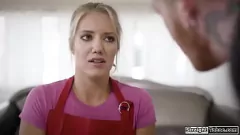 Abspielen Kurvenreiches Dienstmädchen Cindy wagte es, zwei Einbrecher zu verdoppeln