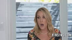 Reproducir Madrastra Charley Hart pillada follando con su hijastro con grandes tetas