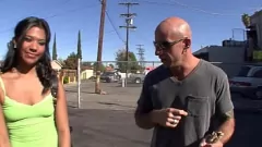 Afspelen Emi Reyes, de geile Spaanse tienerlatina, laat haar wilde kant zien in deze stomende porno