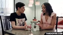 चलाएँ एक भाप से भरे अंतरजातीय समलैंगिक मुठभेड़ में ऑलिव ग्लास और एलेक्सिस ताए: टैबू पुसी चाट और ट्रिबिंग में बहकाया गया