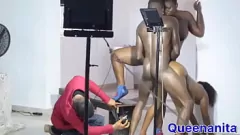 চালান ক্রিসি জোহ প্রোডাকশন একটি জ্বলন্ত প্রতিযোগিতার জন্য রানী অনিতা প্রোডাকশন পরিদর্শন করেছে দুটি হর্নি মেয়ে সফটকাইন্ড ফাক্সির সাথে যৌনসঙ্গম করতে লড়াই করছে