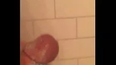 Jouer branlette plus tôt douche vers le bas